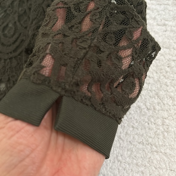 BANANA REPUBLIC CORDED LACE, GREEN BLOUSE WITH BACK BUTTONS- SIZE XS - Picture 15 of 17